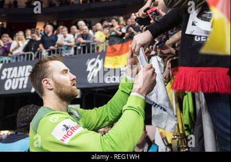 Köln, Deutschland. Jan, 2019 20. Torhüter Andreas Wolff (GER) schreibt Autogramme, Allgemein, Grenze Motiv. Hauptrunde Gruppe I, Deutschland (GER) - Island (ISL) 24-19, am 19.01.2019 in Köln/Deutschland. Handball WM 2019, vom 10.01. - 27.01.2019 in Deutschland/Dänemark. | Verwendung der weltweiten Kredit: dpa/Alamy leben Nachrichten Stockfoto