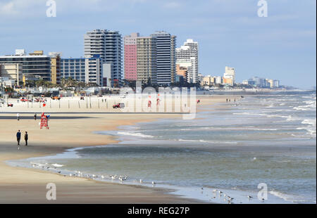 Januar 20, 2019 - Daytona Beach, Florida, United States - Touristen zu Fuß mit einer fast leeren Strand, während Rettungsschwimmer zusehen, wie eine Kaltfront stand bringt Temperaturen nahe dem Gefrierpunkt in der Nacht zum 20. Januar 2019 in Daytona Beach, Florida. (Paul Hennessy/Alamy) Stockfoto