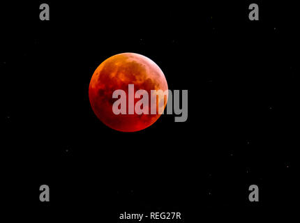 Barcelona. Spanien. 21. Januar 2019. Lunar Lunar Eclipse eclipseTotal eines Super Vollmond über Penedès, Barcelona. Credit: rosdemora/Alamy leben Nachrichten Stockfoto