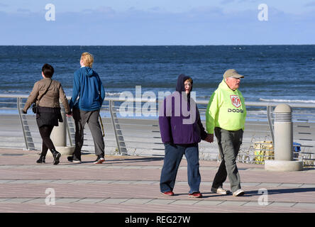 Januar 20, 2019 - Daytona Beach, Florida, United States - Paare Spaziergänge auf der Promenade tragen warme Kleidung wie eine Kaltfront bringt Temperaturen nahe dem Gefrierpunkt in der Nacht zum 20. Januar 2019 in Daytona Beach, Florida. (Paul Hennessy/Alamy) Stockfoto