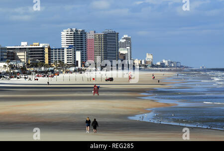 Januar 20, 2019 - Daytona Beach, Florida, United States - Touristen zu Fuß mit einer fast leeren Strand, während Rettungsschwimmer zusehen, wie eine Kaltfront stand bringt Temperaturen nahe dem Gefrierpunkt in der Nacht zum 20. Januar 2019 in Daytona Beach, Florida. (Paul Hennessy/Alamy) Stockfoto