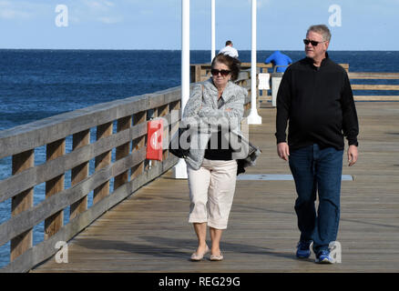 Januar 20, 2019 - Daytona Beach, Florida, United States - Touristen zu Fuß auf der Daytona Beach Pier tragen warme Kleidung wie eine Kaltfront bringt Temperaturen nahe dem Gefrierpunkt in der Nacht zum 20. Januar 2019 in Daytona Beach, Florida. (Paul Hennessy/Alamy) Stockfoto