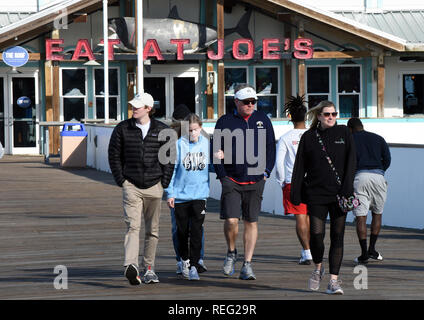 Januar 20, 2019 - Daytona Beach, Florida, United States - Touristen zu Fuß auf der Daytona Beach Pier tragen warme Kleidung wie eine Kaltfront bringt Temperaturen nahe dem Gefrierpunkt in der Nacht zum 20. Januar 2019 in Daytona Beach, Florida. (Paul Hennessy/Alamy) Stockfoto