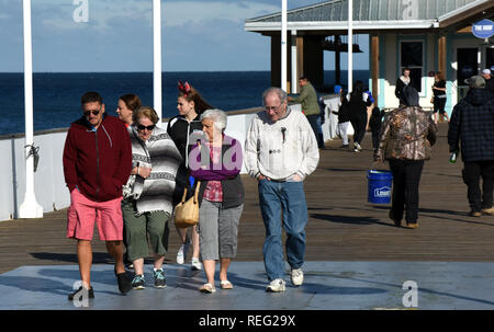 Januar 20, 2019 - Daytona Beach, Florida, United States - Touristen zu Fuß auf der Daytona Beach Pier tragen warme Kleidung wie eine Kaltfront bringt Temperaturen nahe dem Gefrierpunkt in der Nacht zum 20. Januar 2019 in Daytona Beach, Florida. (Paul Hennessy/Alamy) Stockfoto