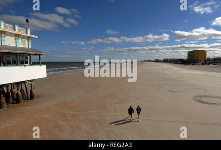 Januar 20, 2019 - Daytona Beach, Florida, United States - Touristen zu Fuß mit einer fast leeren Strand wie eine Kaltfront bringt Temperaturen nahe dem Gefrierpunkt in der Nacht zum 20. Januar 2019 in Daytona Beach, Florida. (Paul Hennessy/Alamy) Stockfoto