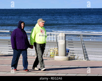 Januar 20, 2019 - Daytona Beach, Florida, United States - Ein paar Spaziergänge auf der Promenade tragen warme Kleidung wie eine Kaltfront bringt Temperaturen nahe dem Gefrierpunkt in der Nacht zum 20. Januar 2019 in Daytona Beach, Florida. (Paul Hennessy/Alamy) Stockfoto