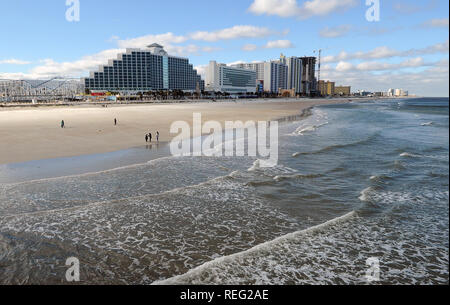 Januar 20, 2019 - Daytona Beach, Florida, United States - Touristen zu Fuß mit einer fast leeren Strand wie eine Kaltfront bringt Temperaturen nahe dem Gefrierpunkt in der Nacht zum 20. Januar 2019 in Daytona Beach, Florida. (Paul Hennessy/Alamy) Stockfoto