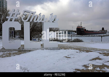 Cleveland, Ohio, USA, 21. Januar 2019. Reste von wintersturm Harper füllen die schneebedeckten Nordküste Hafen am Ufer des Lake Erie in Cleveland, Ohio, USA. Das kalte Wetter nach dem Schneesturm trägt zur Seeseite Nichtigkeit von Menschen als rekordverdächtig niedrigen Temperaturen sind die Menschen drinnen. Credit: Mark Kanning/Alamy Leben Nachrichten. Stockfoto