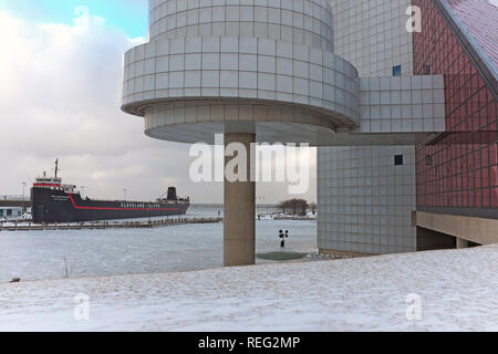 Cleveland, Ohio, USA, 21. Januar 2019. Der erste Schneesturm des Winters durch arktische Luft führten zum Einfrieren des Wassers in der Nordküste Hafen in Cleveland, Ohio. Credit: Mark Kanning. Stockfoto