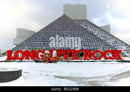 Cleveland, Ohio, USA, 21. Januar 2019. Schnee Wintersturm Harper ist vor der Rock and Roll Hall of Fame und Museum in Vorbereitung auf Martin Luther King Tag Aktivitäten gelöscht. Credit: Mark Kanning/Alamy Leben Nachrichten. Stockfoto