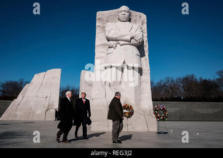 Washington, DC. Jan, 2019 21. Präsidenten der Vereinigten Staaten Donald J. Trumpf und uns Vice President Mike Pence besuchen Sie das Martin Luther King Jr. Memorial am Montag, Januar 21, 2019 in Washington, DC. Sie legten einen Kranz die Erschlagenen civil rights Leader zu gedenken. Quelle: Pete Marovich/Pool über CNP | Verwendung der weltweiten Kredit: dpa/Alamy leben Nachrichten Stockfoto