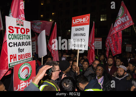 London, Großbritannien. 21. Januar, 2019. James Farrar, Vorsitzender der unabhängigen Arbeiter von Großbritannien United Private Hire Treiber Zweig, Adressen Hunderte von minicab Treiber in einem Protest außerhalb des Büros von Transport for London nach der Einführung im letzten Monat von Staugebühren für minicabs. Credit: Mark Kerrison/Alamy leben Nachrichten Stockfoto