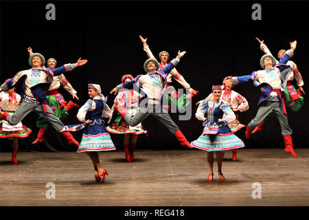 Kuwait-stadt, Kuwait. Jan, 2019 21. Tänzerinnen und Tänzer aus der Ukraine am Abdulhussain Abdulridha Theater in Salmiya, Kuwait-stadt Governatorat, Kuwait, Jan. 21, 2019. Eine ukrainische Tanz Performance war hier am Montag Abend statt. Die Veranstaltung wurde von der Botschaft der Ukraine in Kuwait und den kuwaitischen Nationaler Rat für die Kultur, Kunst und Literatur organisiert. Credit: Joseph Shagra/Xinhua/Alamy leben Nachrichten Stockfoto