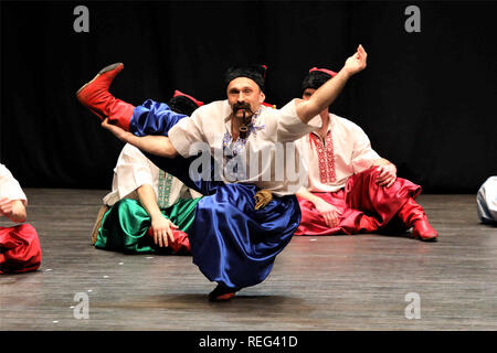 Kuwait-stadt, Kuwait. Jan, 2019 21. Tänzerinnen und Tänzer aus der Ukraine am Abdulhussain Abdulridha Theater in Salmiya, Kuwait-stadt Governatorat, Kuwait, Jan. 21, 2019. Eine ukrainische Tanz Performance war hier am Montag Abend statt. Die Veranstaltung wurde von der Botschaft der Ukraine in Kuwait und den kuwaitischen Nationaler Rat für die Kultur, Kunst und Literatur organisiert. Credit: Joseph Shagra/Xinhua/Alamy leben Nachrichten Stockfoto