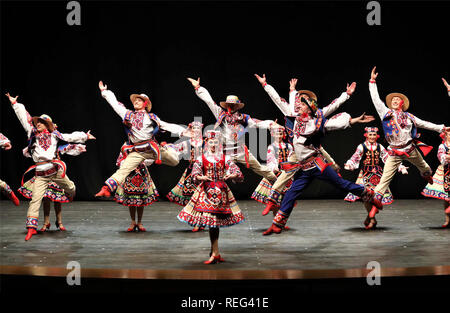 Kuwait-stadt, Kuwait. Jan, 2019 21. Tänzerinnen und Tänzer aus der Ukraine am Abdulhussain Abdulridha Theater in Salmiya, Kuwait-stadt Governatorat, Kuwait, Jan. 21, 2019. Eine ukrainische Tanz Performance war hier am Montag Abend statt. Die Veranstaltung wurde von der Botschaft der Ukraine in Kuwait und den kuwaitischen Nationaler Rat für die Kultur, Kunst und Literatur organisiert. Credit: Joseph Shagra/Xinhua/Alamy leben Nachrichten Stockfoto