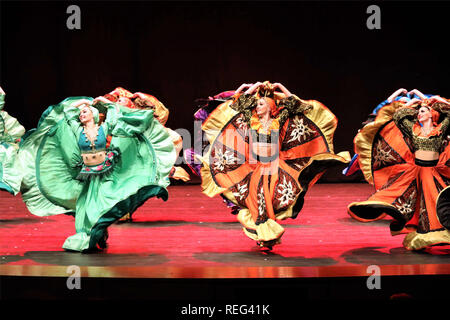 Kuwait-stadt, Kuwait. Jan, 2019 21. Tänzerinnen und Tänzer aus der Ukraine am Abdulhussain Abdulridha Theater in Salmiya, Kuwait-stadt Governatorat, Kuwait, Jan. 21, 2019. Eine ukrainische Tanz Performance war hier am Montag Abend statt. Die Veranstaltung wurde von der Botschaft der Ukraine in Kuwait und den kuwaitischen Nationaler Rat für die Kultur, Kunst und Literatur organisiert. Credit: Joseph Shagra/Xinhua/Alamy leben Nachrichten Stockfoto