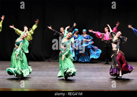 Kuwait-stadt, Kuwait. Jan, 2019 21. Tänzerinnen und Tänzer aus der Ukraine am Abdulhussain Abdulridha Theater in Salmiya, Kuwait-stadt Governatorat, Kuwait, Jan. 21, 2019. Eine ukrainische Tanz Performance war hier am Montag Abend statt. Die Veranstaltung wurde von der Botschaft der Ukraine in Kuwait und den kuwaitischen Nationaler Rat für die Kultur, Kunst und Literatur organisiert. Credit: Joseph Shagra/Xinhua/Alamy leben Nachrichten Stockfoto