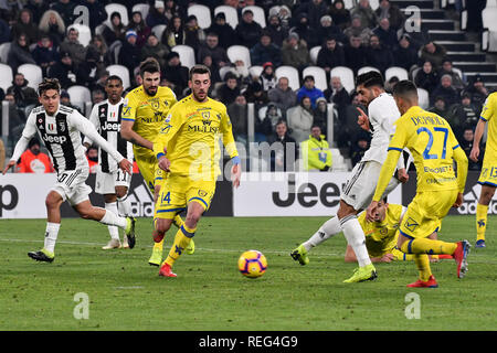 Turin, Italien. 21. Jan 2019. Emre kann (Juventus FC) während der Serie ein Fußballspiel zwischen Juventus Turin und AC Chievo Verona bei Allianz Stadion am 21 Januar, 2019 in Turin, Italien. Quelle: FABIO UDINE/Alamy leben Nachrichten Stockfoto