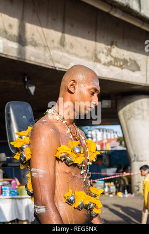 Kuala Lumpur, Malaysia. 20. Januar 2019 - Hinduistische devotee mit kleinen opt von Milk 'kavadi' oder Gebet Angebote auf seinem Rücken angeschlossen, bevor seine Pilgerreise in das Heilige Batu Höhlen Tempel während der Thaipusam Fest. Thaipusam ist ein wichtiger hinduistischen Zeremonie, die jedes Jahr während der Vollmond im zehnten Monat des hinduistischen Kalenders gehalten wird. Während Thaipusam Festival in Südostasien, hinduistischen Gläubigen vorbereiten Gebet Segen Zeremonie von piercing Körper Haken 'kavadi' oder Milch Töpfen auf einen vier Kilometer zu Fuß in Richtung Batu Höhlen Tempel. Credit: YWLoh/Alamy leben Nachrichten Stockfoto