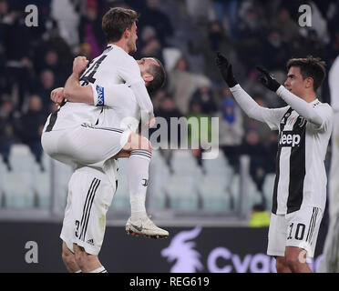 Turin, Italien. Jan, 2019 21. FC Juventus' Daniele Rugani (L) feiert sein Ziel mit Mannschaftskameraden in der Serie A Fußball Spiel zwischen FC Juventus und Chievo Verona in Turin, Italien, Jan. 21, 2019. FC Juventus Turin gewann 3-0. Credit: Alberto Lingria/Xinhua/Alamy leben Nachrichten Stockfoto