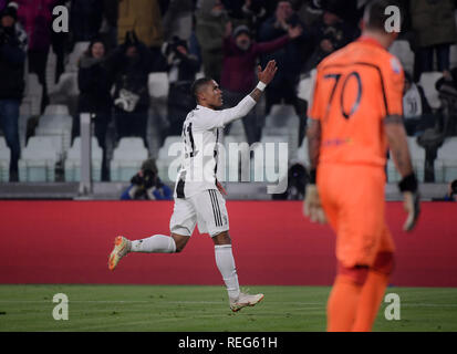 Turin, Italien. Jan, 2019 21. FC Juventus' Douglas Costa feiert sein Ziel in der Serie A Fußball Spiel zwischen FC Juventus und Chievo Verona in Turin, Italien, Jan. 21, 2019. FC Juventus Turin gewann 3-0. Credit: Alberto Lingria/Xinhua/Alamy leben Nachrichten Stockfoto