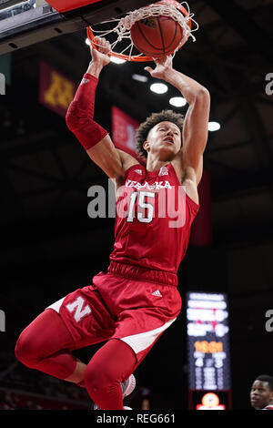 Piscataway, New Jersey, USA. Jan, 2019 21. Nebraska Cornhuskers vorwärts JESAJA ROBY (15) Laufwerke an den Korb gegen Rutgers in einem Spiel an der Rutgers Athletic Center. Quelle: Joel Plummer/ZUMA Draht/Alamy leben Nachrichten Stockfoto