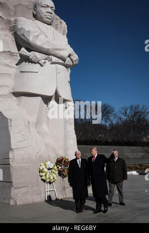 Washington, District of Columbia, USA. Jan, 2019 21. Präsidenten der Vereinigten Staaten Donald J. Trumpf und uns Vice President MIKE PENCE besuchen Sie das Martin Luther King Jr. Memorial. Sie legten einen Kranz die Erschlagenen civil rights Leader zu gedenken. Quelle: Pete Marovich/Pool/CNP/ZUMA Draht/Alamy leben Nachrichten Stockfoto