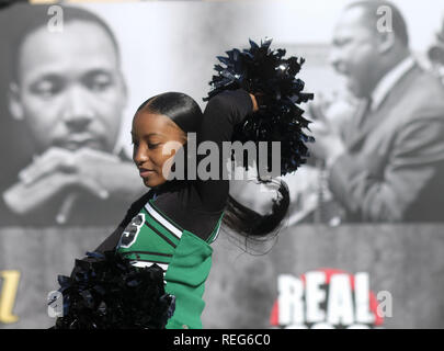 Los Angeles, Kalifornien, USA. Jan, 2019 21. Eine Schule Cheerleader beteiligt sich an der Martin Luther King Parade. Die 34. jährliche Königreich Day Parade zu Ehren von Martin Luther King jr. Unter dem Motto "Gesunder Körper, gesunder Geist, gesunde Demokratie." Credit: Ringo Chiu/ZUMA Draht/Alamy leben Nachrichten Stockfoto