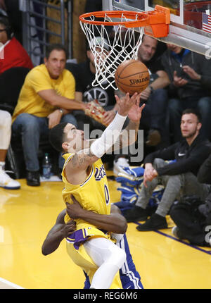 Los Angeles, Kalifornien, USA. Jan, 2019 21. Los Angeles Lakers" Kyle Kuzma (0) verläuft zum Korb und erhält während eines NBA Basketball Spiel zwischen den Los Angeles Lakers und Golden State Warriors Montag, Januar 21, 2019, in Los Angeles verschmutzt ist. Credit: Ringo Chiu/ZUMA Draht/Alamy leben Nachrichten Stockfoto