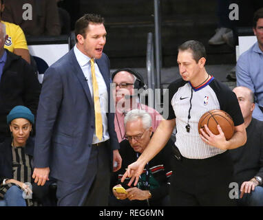 Los Angeles, Kalifornien, USA. Jan, 2019 21. Los Angeles Lakers Haupttrainer Luke Walton Beschwerden ein Anruf während eines NBA Basketball Spiel zwischen den Los Angeles Lakers und Golden State Warriors Montag, Januar 21, 2019, in Los Angeles. Credit: Ringo Chiu/ZUMA Draht/Alamy leben Nachrichten Stockfoto