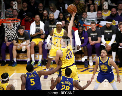 Los Angeles, Kalifornien, USA. Jan, 2019 21. Los Angeles Lakers' Ivica Zubac (40) schießt während eines NBA Basketball Spiel zwischen den Los Angeles Lakers und Golden State Warriors Montag, Januar 21, 2019, in Los Angeles. Credit: Ringo Chiu/ZUMA Draht/Alamy leben Nachrichten Stockfoto