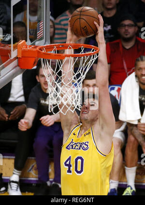 Los Angeles, Kalifornien, USA. Jan, 2019 21. Los Angeles Lakers' Ivica Zubac (40) taucht während eines NBA Basketball Spiel zwischen den Los Angeles Lakers und Golden State Warriors Montag, Januar 21, 2019, in Los Angeles. Credit: Ringo Chiu/ZUMA Draht/Alamy leben Nachrichten Stockfoto