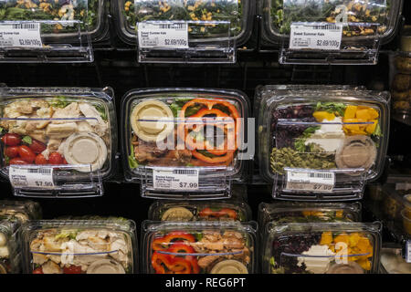 Vancouver, British Columbia, Kanada. Jan, 2019 18. Zubereitete Salate für den Verkauf in der Deli gang eines Whole Foods Market Lebensmittelgeschäft, Vancouver, B.C., Kanada. Credit: bayne Stanley/ZUMA Draht/Alamy leben Nachrichten Stockfoto