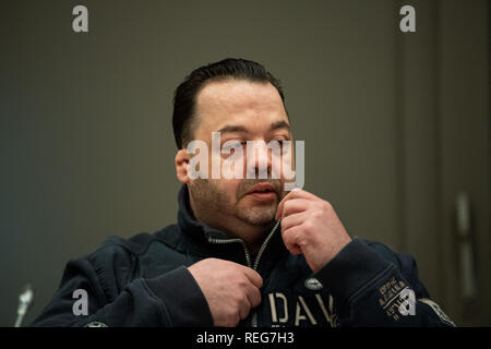 Oldenburg, Deutschland. 22 Jan, 2019. Niels Högel, angeklagt des Mordes an 100 Patienten, sitzt in den Gerichtssaal am Tag der Prüfung und öffnet den Reißverschluss seiner Jacke. Die ehemalige Krankenschwester, wer hat bereits zu lebenslanger Haft für zwei Morde im Jahr 2015, unter anderem verurteilt worden, hat vor Gericht wieder, der seit Ende Oktober 2018. Credit: mohssen Assanimoghaddam/dpa/Alamy leben Nachrichten Stockfoto