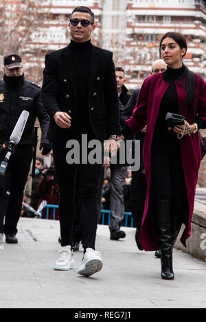 Portugiesische Fußball-Spieler Cristiano Ronaldo kommt an der provinziellen Gericht von Madrid mit seiner Freundin Georgina Rodriguez für seine Steuerhinterziehung Versuch. Stockfoto