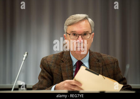 Oldenburg, Deutschland. 22 Jan, 2019. Henning saß, ein Experte in der Testversion von Niels Högel, die von der Ermordung von 100 Patienten beschuldigt wird, sitzt in den Gerichtssaal am Tag der Prüfung. Die ehemalige Krankenschwester, wer hat bereits zu lebenslanger Haft für zwei Morde im Jahr 2015, unter anderem verurteilt worden, hat vor Gericht wieder, der seit Ende Oktober 2018. Credit: mohssen Assanimoghaddam/dpa/Alamy leben Nachrichten Stockfoto