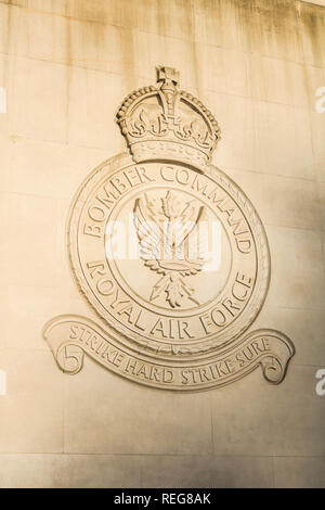London, Großbritannien. 22 Jan, 2019. Die Plakette Gravur an der RAF Bomber Command Memorial in London vorgestellt von Königin Elizabeth II. Am 28. Juni 2012 der Preis, der von den Piloten im Ersten Weltkrieg 2 bezahlt zu markieren wurde von unbekannten Tätern Credit vandalized: Amer ghazzal/Alamy leben Nachrichten Stockfoto