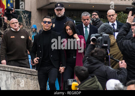 Madrid, Spanien. 22. Januar, 2019. Portugiesische Fußballspieler Cristiano Ronaldo verlässt "Audiencia Provincial" Gericht mit seiner Freundin Georgina Rodriguez nach steuerhinterziehungsprozess. Credit: Marcos del Mazo/Almay leben Nachrichten Stockfoto