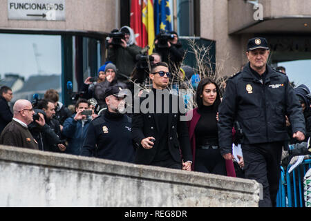 Madrid, Spanien. 22. Januar, 2019. Portugiesische Fußballspieler Cristiano Ronaldo verlässt "Audiencia Provincial" Gericht mit seiner Freundin Georgina Rodriguez nach steuerhinterziehungsprozess. Credit: Marcos del Mazo/Almay leben Nachrichten Stockfoto