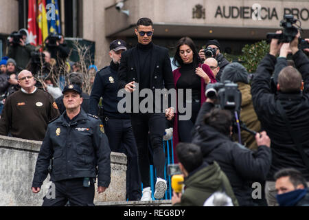 Madrid, Spanien. 22. Januar, 2019. Portugiesische Fußballspieler Cristiano Ronaldo verlässt "Audiencia Provincial" Gericht mit seiner Freundin Georgina Rodriguez nach steuerhinterziehungsprozess. Credit: Marcos del Mazo/Almay leben Nachrichten Stockfoto