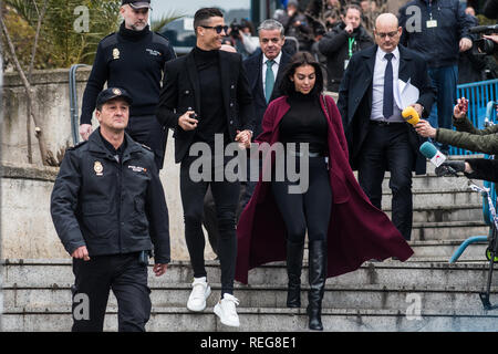 Madrid, Spanien. 22. Januar, 2019. Portugiesische Fußballspieler Cristiano Ronaldo verlässt "Audiencia Provincial" Gericht mit seiner Freundin Georgina Rodriguez nach steuerhinterziehungsprozess. Credit: Marcos del Mazo/Almay leben Nachrichten Stockfoto