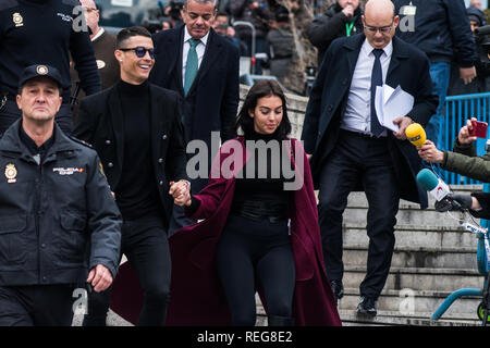 Madrid, Spanien. 22. Januar, 2019. Portugiesische Fußballspieler Cristiano Ronaldo verlässt "Audiencia Provincial" Gericht mit seiner Freundin Georgina Rodriguez nach steuerhinterziehungsprozess. Credit: Marcos del Mazo/Almay leben Nachrichten Stockfoto