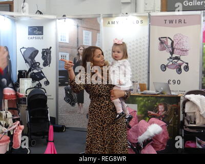 Olympia, London, UK. 22. Jan 2019. Amy Childs, TV-Star und Celebrity Mama des Jahres mit ihrer Tochter Polly präsentiert den neuen Bereich der Puppenwagen in London Toy Fair 2019 in Kensington Olympia, London, UK Credit: NASTJA M/Alamy leben Nachrichten Stockfoto