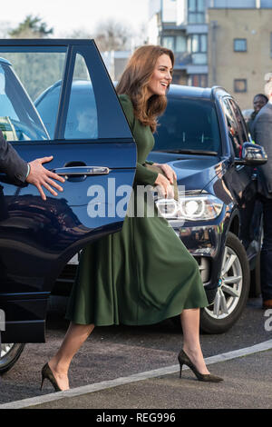 London, Großbritannien. 22. Jan 2019. Ihre königliche Hoheit die Herzogin von Cambridge kommt an Familie Aktion Lewisham Basis zu Ihren neuen Service" Start FamilyLine" verwendet ein Netzwerk von Freiwilligen aus dem ganzen Land Eltern und Betreuer virtuell durch Telefonate, E-Mails und SMS zu unterstützen. Credit: Amanda Rose/Alamy leben Nachrichten Stockfoto