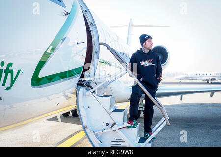 Flughafen Linate. Fedez präsentiert sein neues Album Paranoia Airlines am Flughafen Foto: Fedez Stockfoto