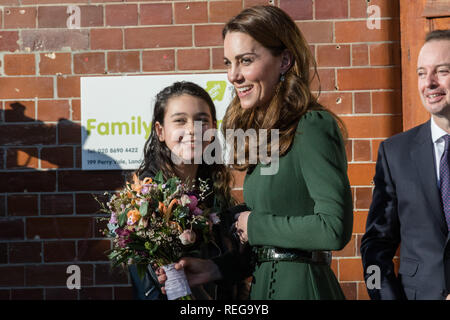 Lewisham, London, Großbritannien. 22. Januar, 2019. Ihre königliche Hoheit die Herzogin von Cambridge ist mit einem sträußchen von Helena, eine Pflegeperson aus Lewisham präsentiert, wie sie verlässt Familie Aktion nach der Markteinführung des neuen Service "FamilyLine "Family Line verwendet eine Netzwerk von Freiwilligen aus dem ganzen Land Eltern und Betreuer virtuell durch Telefonate, E-Mails und SMS zu unterstützen. Credit: Amanda Rose/Alamy leben Nachrichten Stockfoto