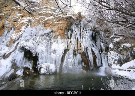 Malatya. 22 Jan, 2019. Foto auf Jan. 21, 2019 zeigt den gefrorenen Wasserfall Gunpinar in Malatya Provinz der östlichen Türkei. Der Wasserfall mit einer Höhe von über 40 Metern ist fast jeden Winter gefroren und zieht Tausende von Touristen die Landschaft zu erleben. Quelle: Xinhua/Alamy leben Nachrichten Stockfoto