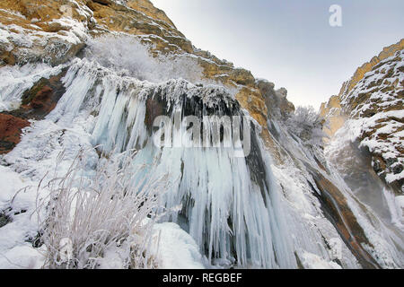 Malatya. 22 Jan, 2019. Foto auf Jan. 21, 2019 zeigt den gefrorenen Wasserfall Gunpinar in Malatya Provinz der östlichen Türkei. Der Wasserfall mit einer Höhe von über 40 Metern ist fast jeden Winter gefroren und zieht Tausende von Touristen die Landschaft zu erleben. Quelle: Xinhua/Alamy leben Nachrichten Stockfoto