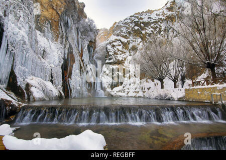 Malatya. 22 Jan, 2019. Foto auf Jan. 21, 2019 zeigt den gefrorenen Wasserfall Gunpinar in Malatya Provinz der östlichen Türkei. Der Wasserfall mit einer Höhe von über 40 Metern ist fast jeden Winter gefroren und zieht Tausende von Touristen die Landschaft zu erleben. Quelle: Xinhua/Alamy leben Nachrichten Stockfoto