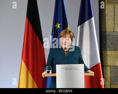 Aachen, Deutschland. 22. Januar, 2019. Die deutsche Bundeskanzlerin Angela Merkel eine Rede an der Vertrag von Aachen Unterzeichnung in Aachen, Deutschland, Jan. 22, 2019. Die deutsche Bundeskanzlerin Angela Merkel und der französische Präsident Emmanuel Längestrich haben einen Vertrag der Freundschaft und der Zusammenarbeit zwischen den beiden Ländern am Dienstag zu erneuern unterzeichnet. Der Vertrag von Aachen verbindet sich mit der Elysee Vertrag wurde 1963 unterzeichnet. Quelle: Xinhua/Alamy leben Nachrichten Stockfoto